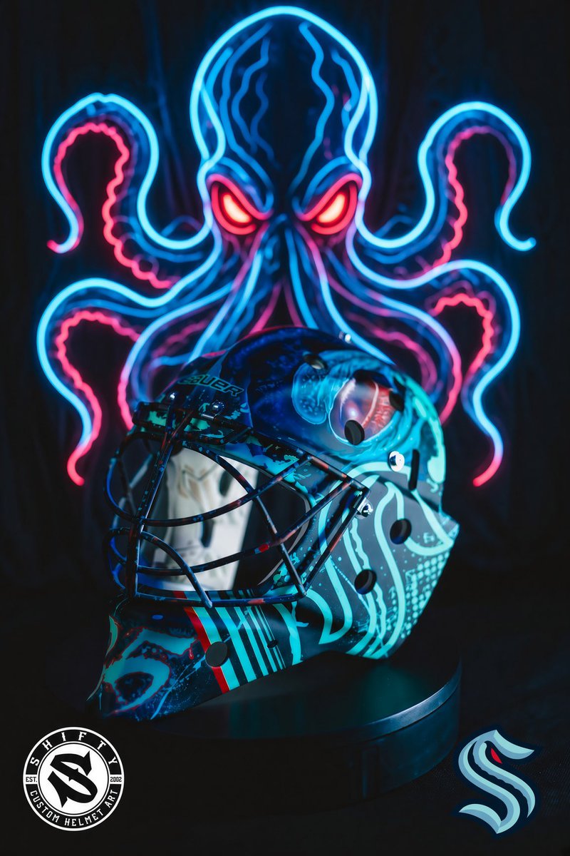JDac35's tweet photo. Menacing in the deep, dark sea 🦑 https://t.co/1cGwEpsEJ5