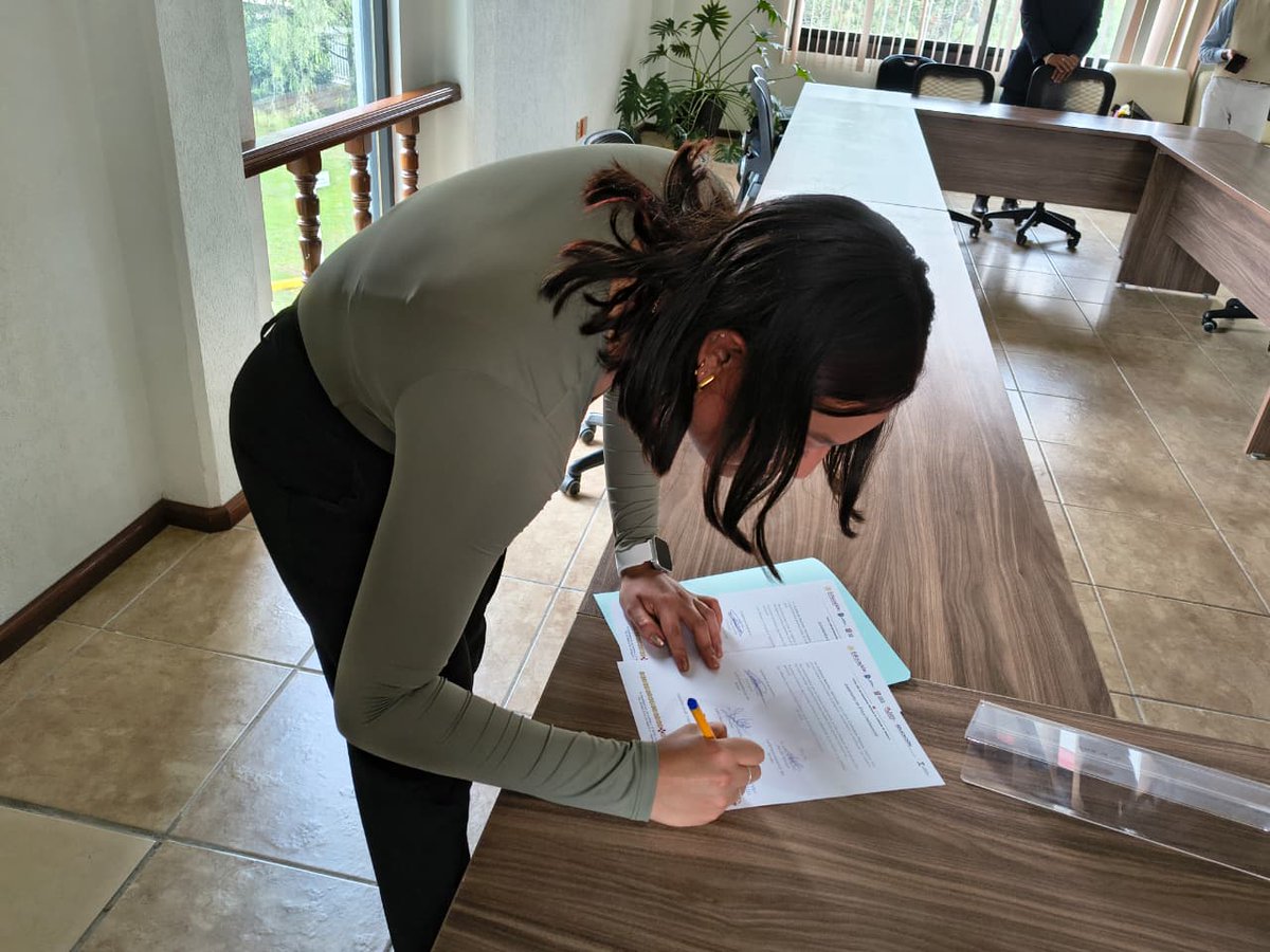 ComunidadTESCI's tweet photo. ✨¡Enhorabuena, Licenciada Estefanía Martinez!
Hoy celebramos con gran alegría el haber finalizado la Licenciatura en Contaduría. 🎓
Te deseamos mucho éxito. ¡Felicidades!
#YoSoyTESCI🦏 #OrgulloRino #ElPoderDeServir #TodosSomosTecNM #TESCI https://t.co/iHttN6JQRi