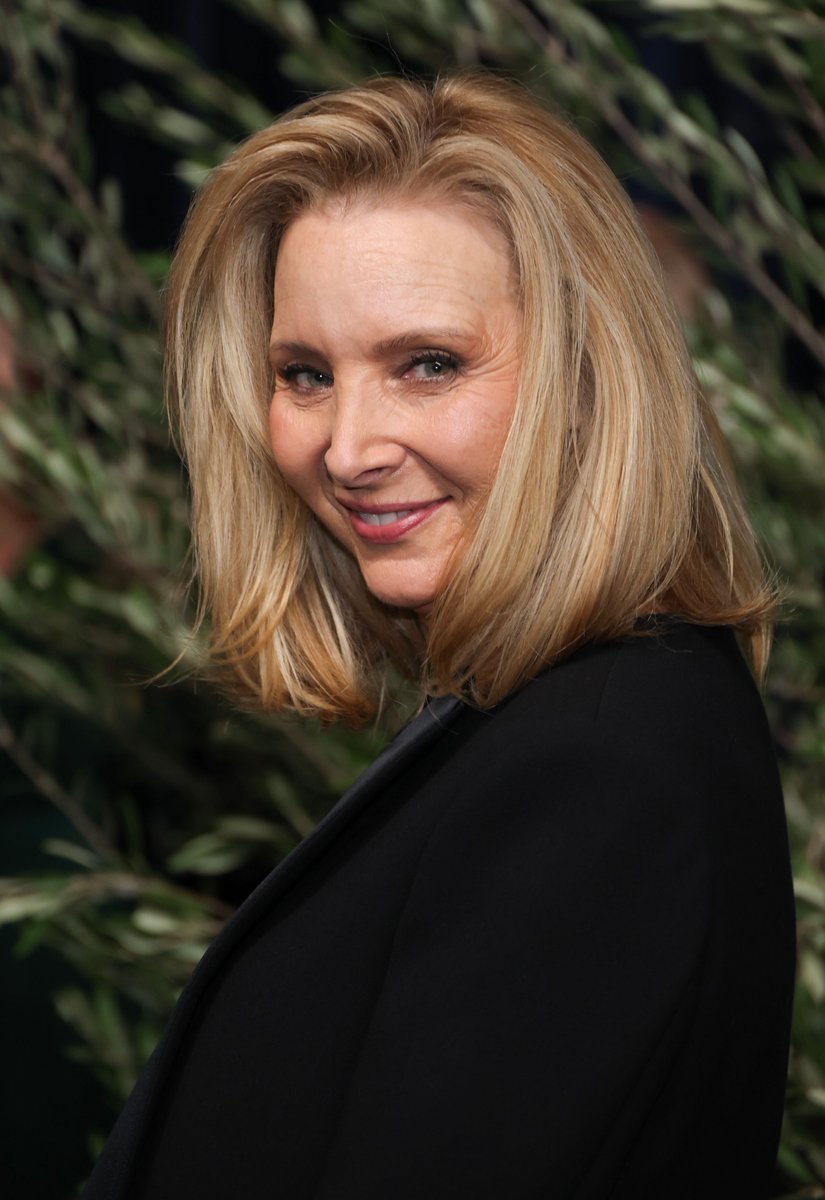 sboficial's tweet photo. Lisa Kudrow no blue carpet do #Emmys. https://t.co/f4iFWu4LoC