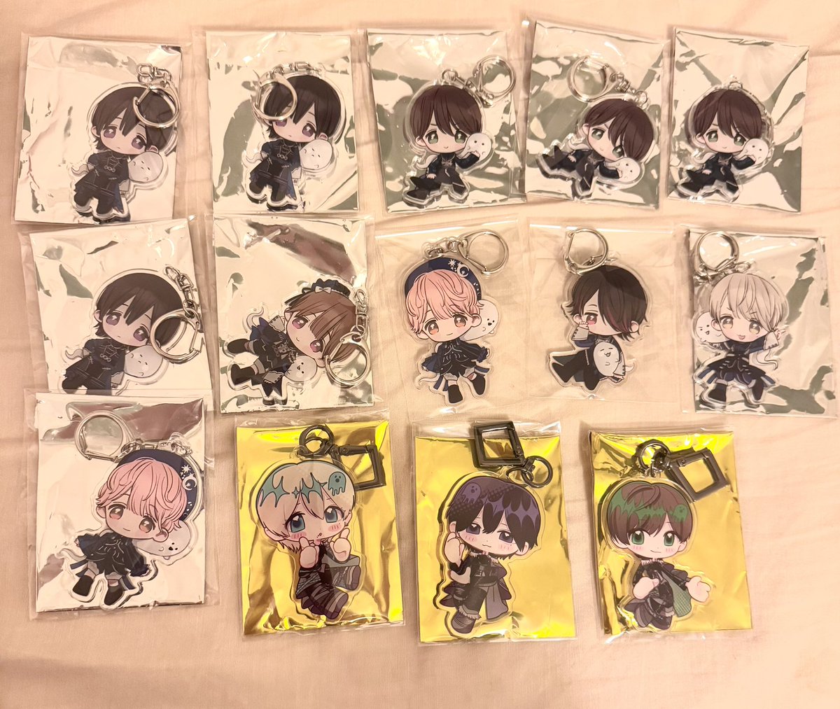 absolutely_yo's tweet photo. お披露目衣装のアクキー買い取りして下さる方いませんか？ホロホロです
推しが出な過ぎてこれなので…！ https://t.co/G2gPNuzmKt