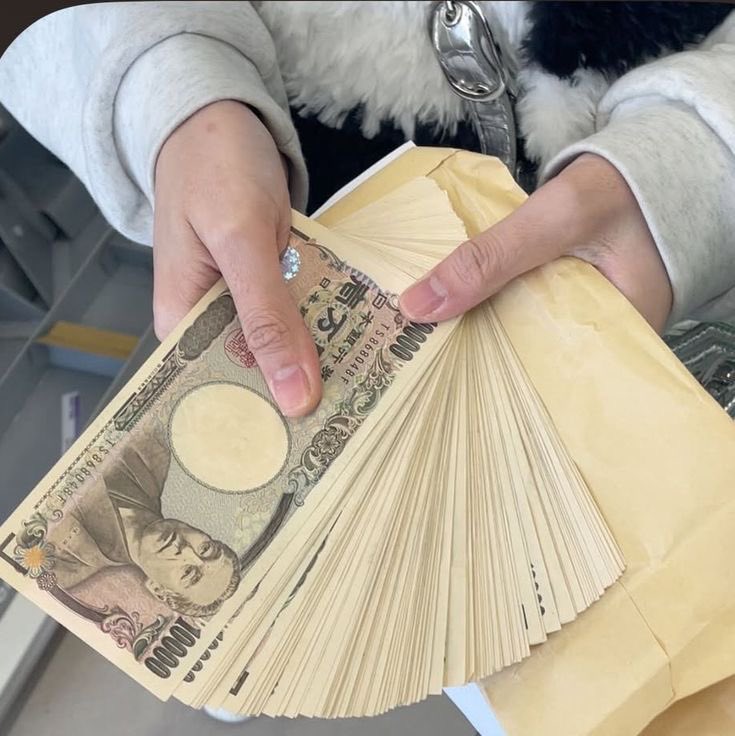 Sakura8sv's tweet photo. もし今日、600万円もらえたら何に使う？🤔💴

① 借金を返す
② 投資する
③ 人生をもっと良くするために使う
#借金#個人融資  #お金に困ってます#お金貸してください https://t.co/NxKjcCowwF