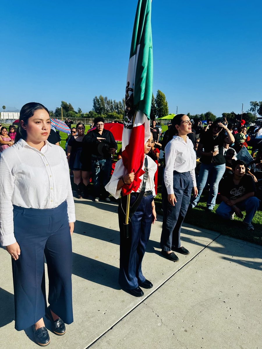ConsulMexOxn's tweet photo. 🇲🇽🔔Posteriormente, la tarde de este domingo 13 de septiembre, el ¡#VivaMéxico! volvió a resonar con fuerza, ahora en el #OxnardCollege donde el cónsul @Santavelri encabezó la ceremonia de #ElGrito de Independencia ante una comunidad unida por sus raíces y el orgullo mexicano🇲🇽❤️ https://t.co/82TKvFmYWs