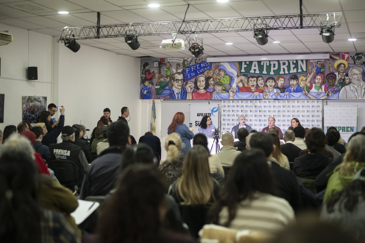 PrensaFATPREN's tweet photo. ✍️ La semana pasada comenzó la capacitación para trabajadores de prensa organizada desde FATPREN y @sipreba con la asistencia de más de 400 personas en modalidad hibrida y más de 100 en forma presencial. 

📷 @LauraDaltoFoto https://t.co/m6CMjmgh7E