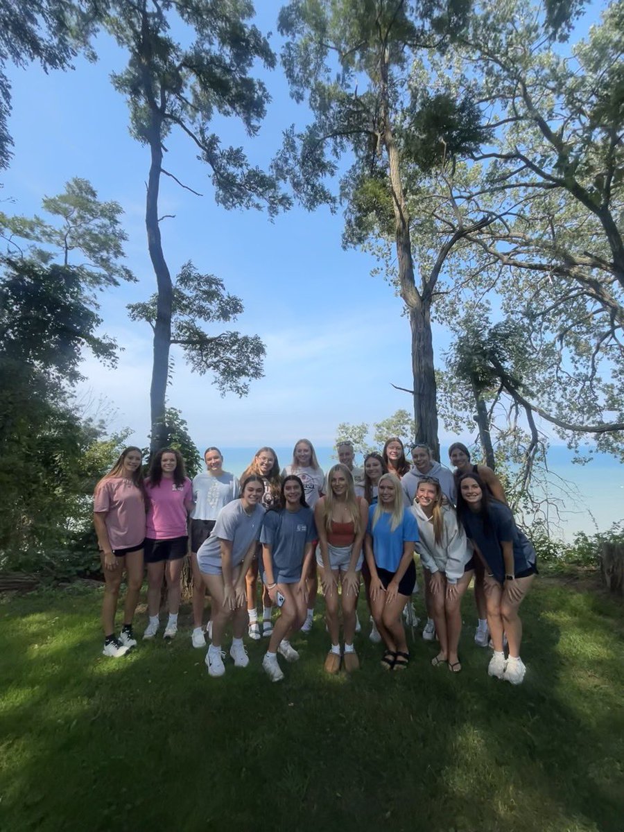 Thiel_WBB's tweet photo. A HUGE shoutout goes out to Mr. and Mrs. Wagner for hosting us yesterday for a getaway on Lake Erie. From the tacos and yard games to learning how to change a tire and dirty sodas - THANK YOU for your hospitality! #HEART 🩵🛞🌽🚙🌮 https://t.co/Yi6d4rztm0