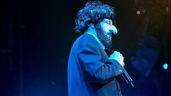 littlefreebirdy's tweet photo. @NazaninNour So what?! Because he supports other causes it's okay to use racist tropes for people he doesn't like?! Would you have said the same if Israelis were black and he had painted his face?! 

This is who you're supporting Nazanin: https://t.co/CjiEjrdGBQ