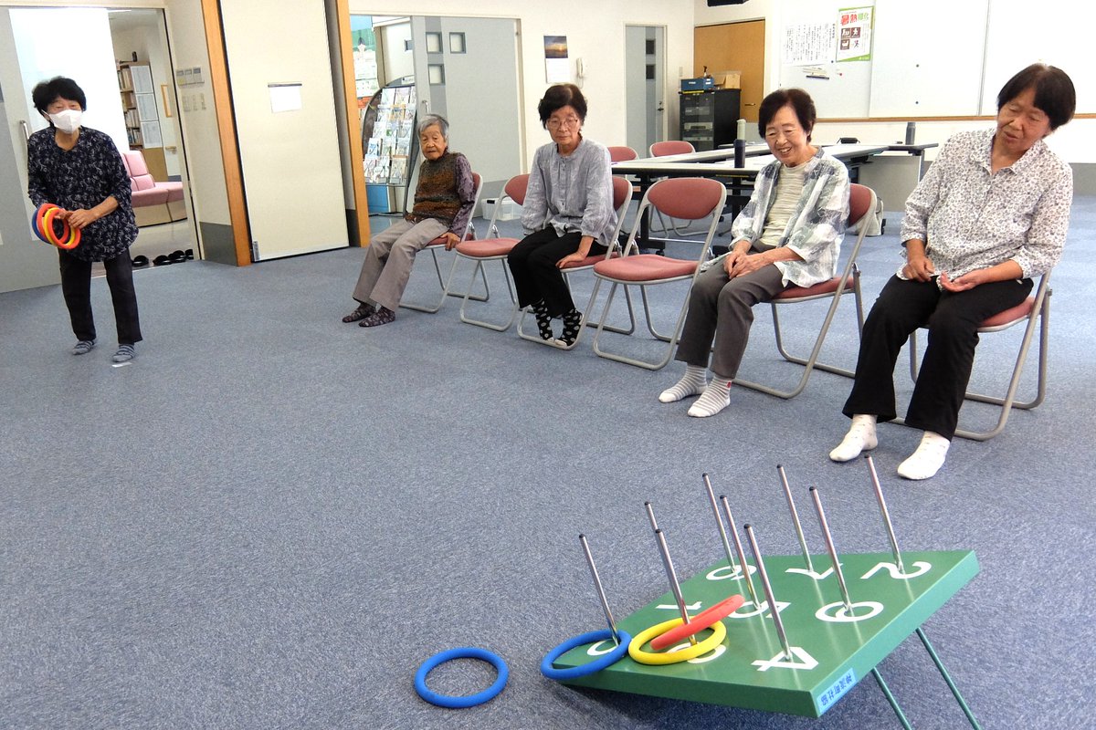 kannashakyo's tweet photo. 9月14日のひなたぼっこの会は井田・宮地・平原・西部地区の皆さんで｢輪投げ｣
応援したり、点数を数えてくれたり、皆で声かけながら楽しく過ごせました。

#神流町 #ミニデイサービス #輪投げ https://t.co/QdNJKtCB6M