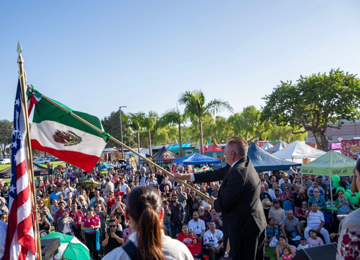 ConsulMexOxn's tweet photo. 🇲🇽🔔Posteriormente, la tarde de este domingo 13 de septiembre, el ¡#VivaMéxico! volvió a resonar con fuerza, ahora en el #OxnardCollege donde el cónsul @Santavelri encabezó la ceremonia de #ElGrito de Independencia ante una comunidad unida por sus raíces y el orgullo mexicano🇲🇽❤️ https://t.co/82TKvFmYWs