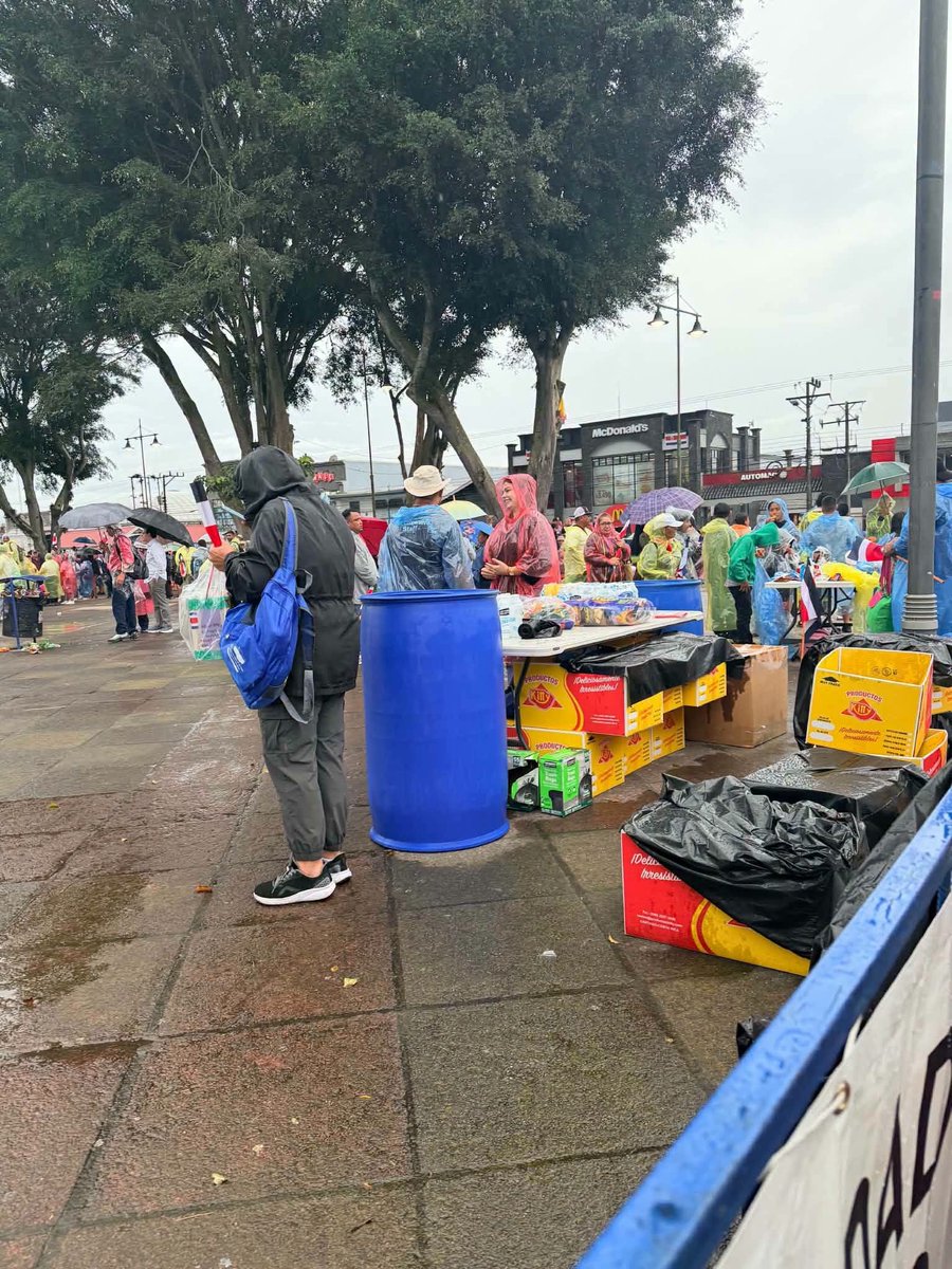 TatianaGF589011's tweet photo. Comida , transporte para llevar chavistas, inevitable no preguntarse de dondissle el dinero para pagar todo esto?
Y es que solo así ,el narcogibierno de @laurapresi2026 puede mostrar algunos gatos queo apoyan . https://t.co/9XV3vVMH03