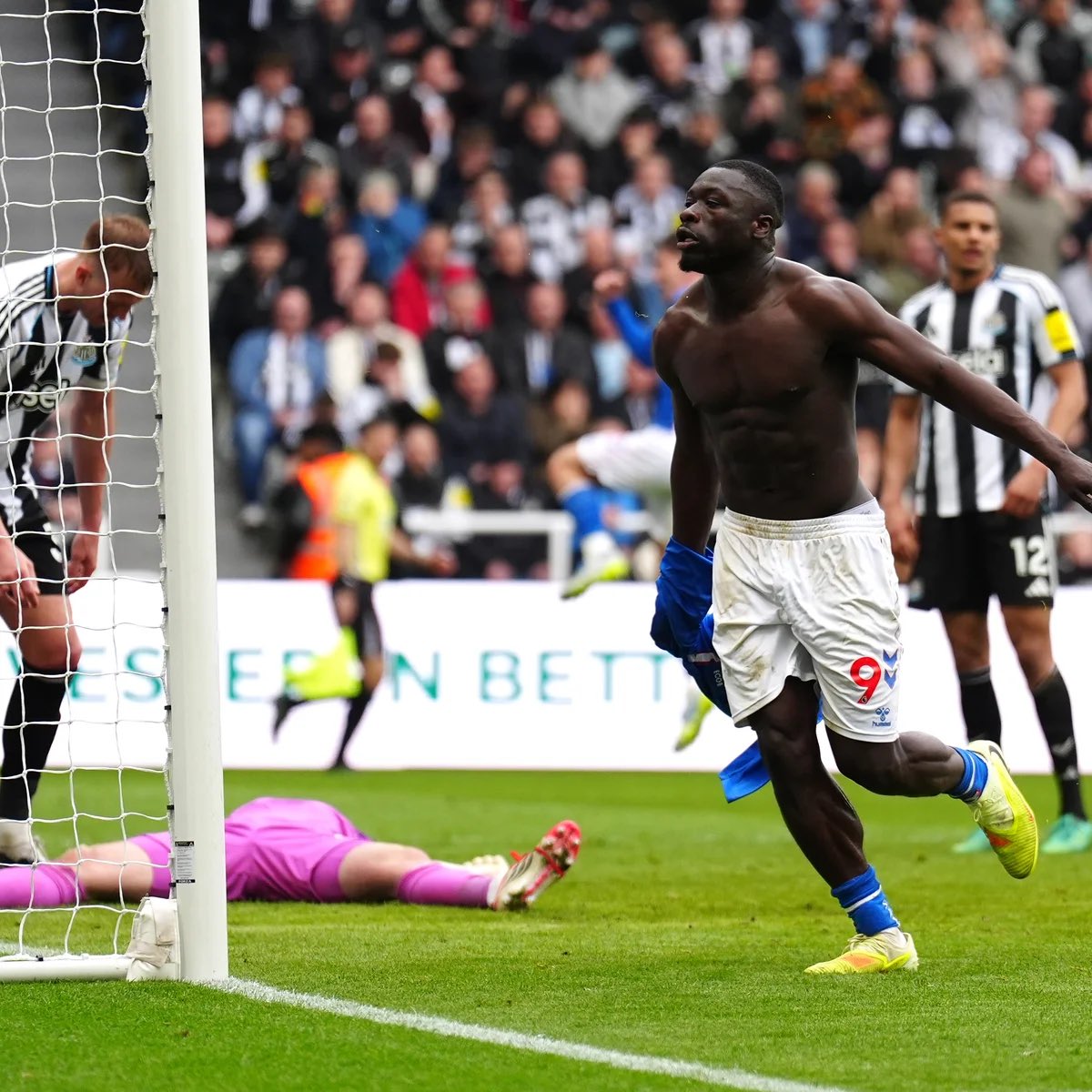 regizedris18's tweet photo. @Dan1el1892 @johnl1986 @CoreOfNufc And the difference is …….. https://t.co/EfI5oWahRH
