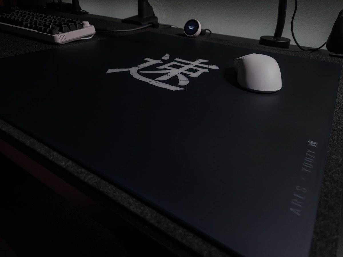 Yoozy0912's tweet photo. Big thank you to @TjExclusives for making sure I got to enjoy the art for @A_R_E_S_Aim soku pad. Maybe one day when shipping doesn't cripple everyone financially I can get a copy of ARES glass. https://t.co/eJKFBGZf7i
