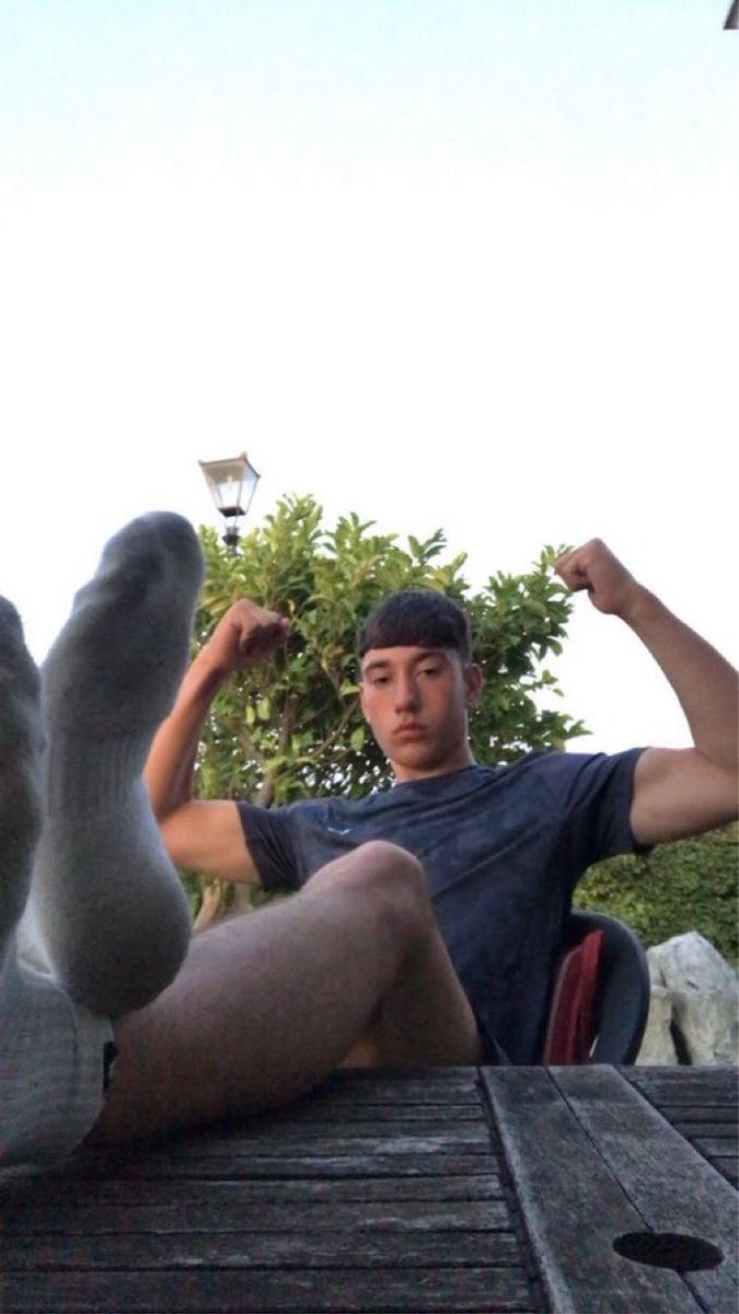 KingCon3X's tweet photo. Feet so big you’d love them in your face #bigfeet #malefeet #footfetish #gayfeet #macrophilia https://t.co/wqwkoURRZk