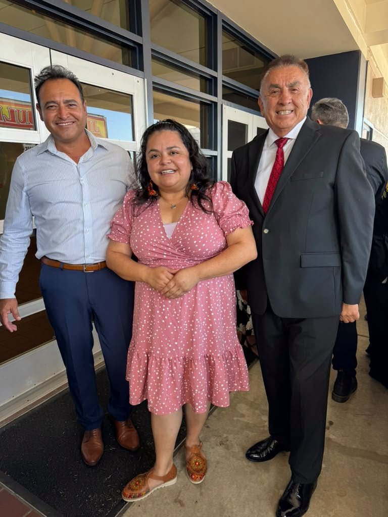 ConsulMexOxn's tweet photo. 🇲🇽🇺🇸 Las #FiestasPatrias2026 también fueron espacio para fortalecer vínculos. En la ciudad de #Oxnard, el cónsul @Santavelri coincidió con el alcalde Luis McArthur y el asambleísta estatal Steve Bennett, con quienes compartió este importante festejo de nuestra comunidad. 🤝🎉 https://t.co/8JjkxUTHmR