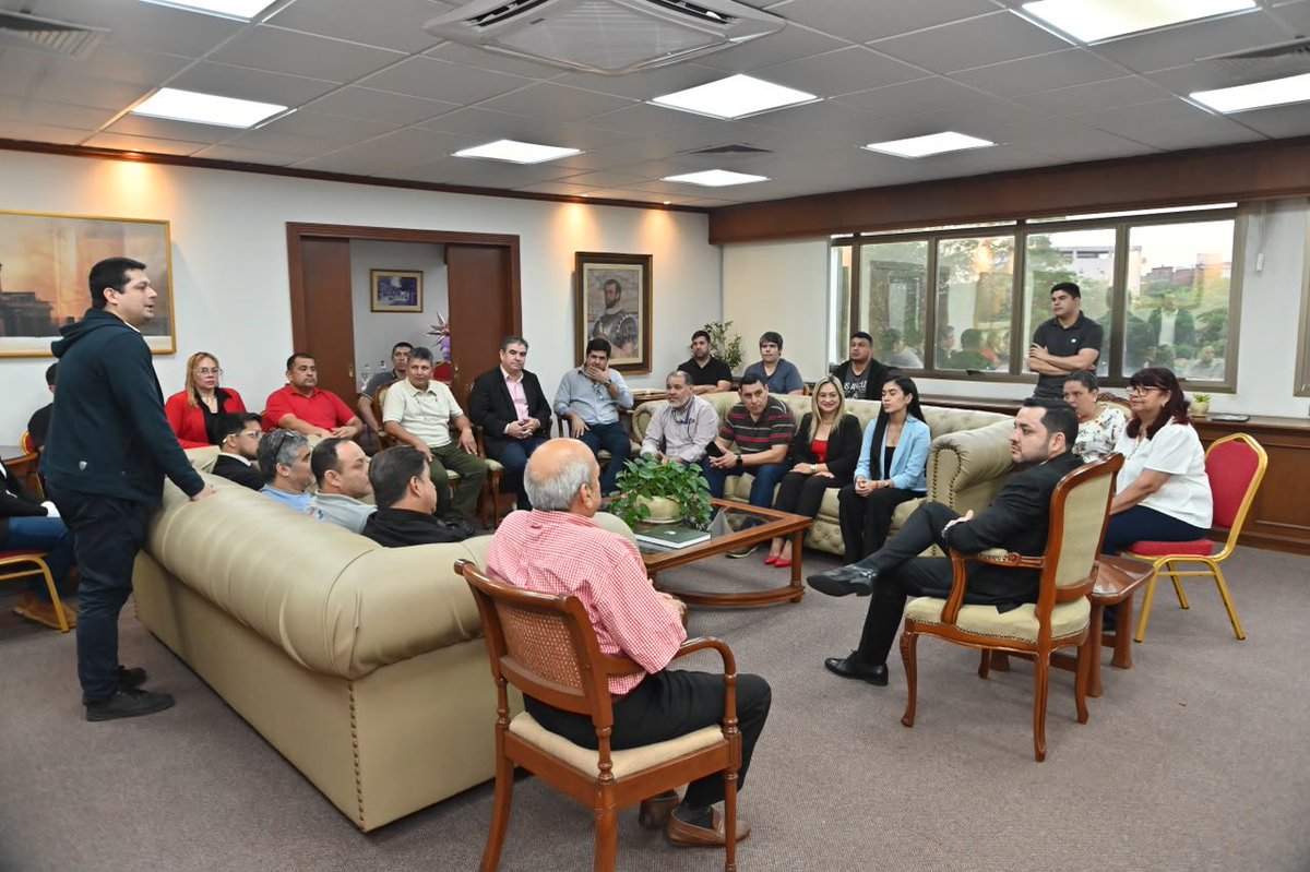 Aaron_una's tweet photo. Este gran equipo de la Seccional 43 mantuvo un encuentro con el intendente de Asunción, Luis Bello, para expresar nuestro agradecimiento por las importantes obras que se vienen realizando en el barrio San Pablo y, al mismo tiempo, conversar sobre los proyectos y futuras obras. https://t.co/C6OsnG6JqZ
