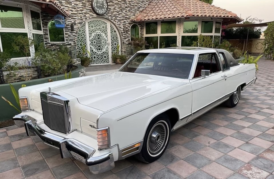 Emily_r066's tweet photo. Guess which year this car is from. https://t.co/I1rWv9X4Gb