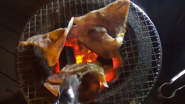 parari_man1111's tweet photo. 鯛としまあじを1匹丸ごとさばいて調理！鯛のあら炊きと、シマアジを七輪で炭火焼きにしたカマ焼きをご紹介。炭火の香りとともに堪能する魚料理、ぜひご覧ください。
https://t.co/C9mNRXwfGf
#七輪 #炭火焼き #アウトドア料理 https://t.co/4Mfj5Glo5K