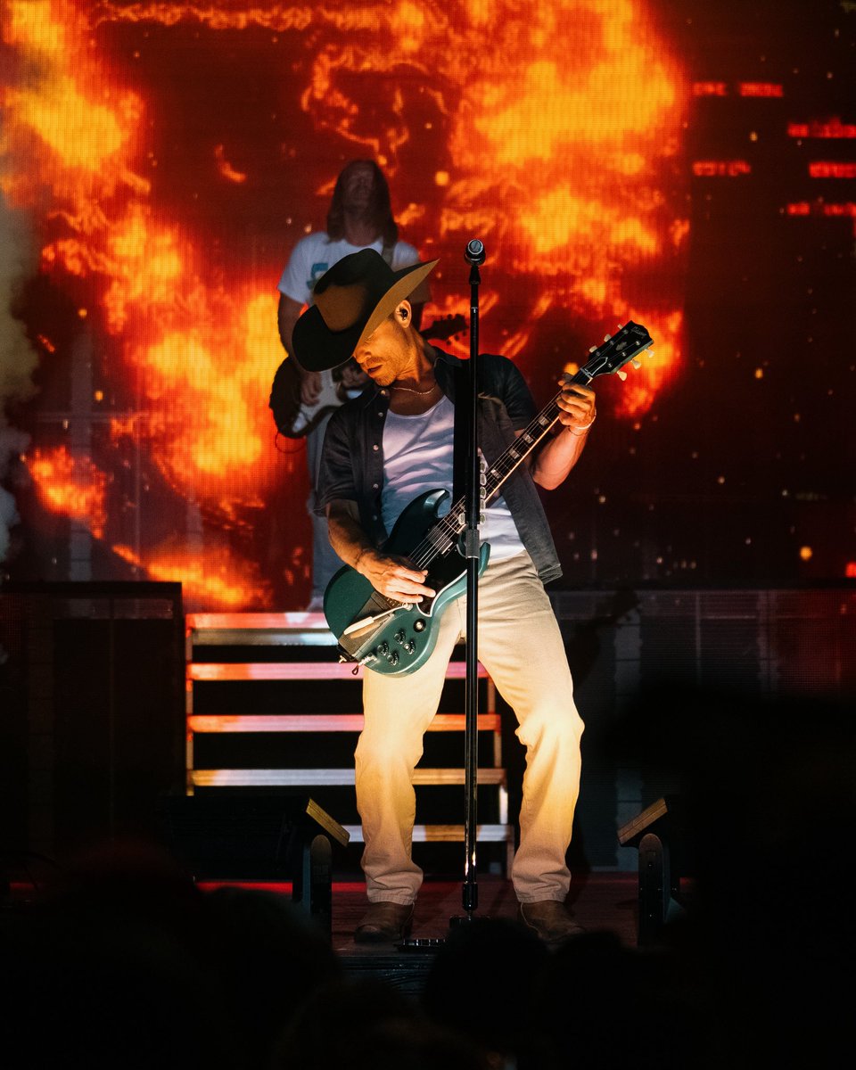 dustinlynch's tweet photo. Lafayette, Detroit, and Monticello thank you guys for spending your weekend with us 🔥 https://t.co/Rnmhiqkc3O