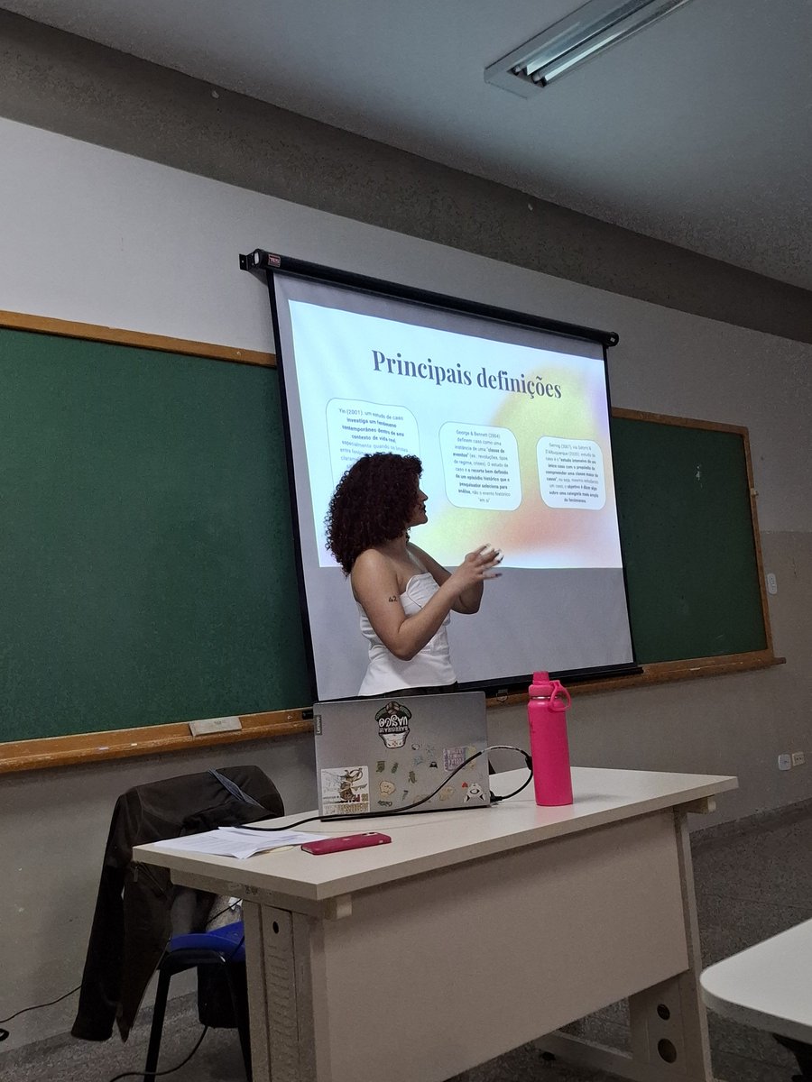 imnotmayaz's tweet photo. e a pinto de delineado q é minha professora https://t.co/u7Wx0CN55k