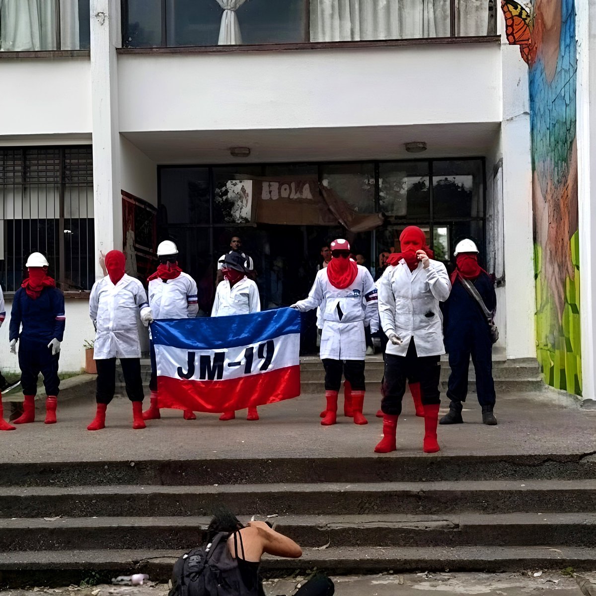 _Ultra_Derecha_'s tweet photo. Señora Isabel, o sea que ¿a usted le es viable normalizar el terrorismo en las universidades? Un ejemplo, ¿usted aplauden esto y no la verdadera educación? ¿Usted aplaude que enseñen a fabricar papas bombas y cócteles Molotov en vez de enseñar conocimientos de verdad?

Muy triste su pensamiento entonces, muy triste que usted se diga "representante de la juventud estudiantil" cuando lo que defiende no es más que terrorismo puro y salvaje!
