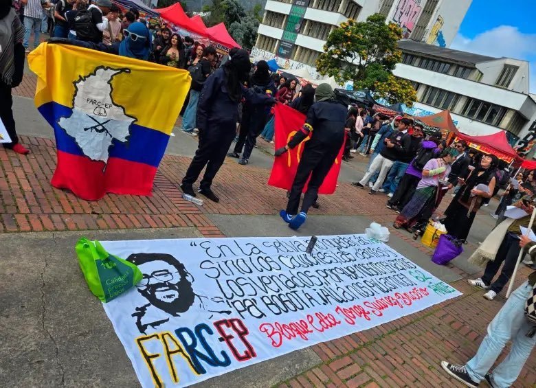 _Ultra_Derecha_'s tweet photo. Señora Isabel, o sea que ¿a usted le es viable normalizar el terrorismo en las universidades? Un ejemplo, ¿usted aplauden esto y no la verdadera educación? ¿Usted aplaude que enseñen a fabricar papas bombas y cócteles Molotov en vez de enseñar conocimientos de verdad?

Muy triste su pensamiento entonces, muy triste que usted se diga "representante de la juventud estudiantil" cuando lo que defiende no es más que terrorismo puro y salvaje!