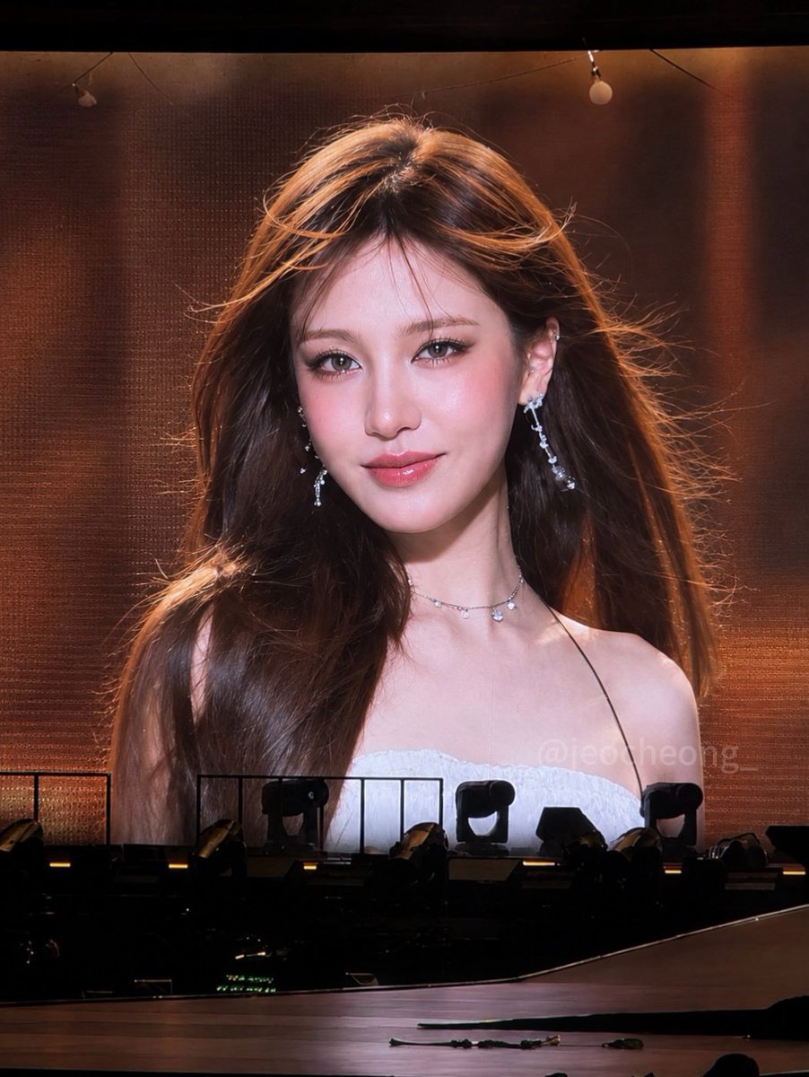 jiwonfeed_'s tweet photo. LIZ ON THE BIG SCREEN IS SO UNREAL https://t.co/AXChVFybJO