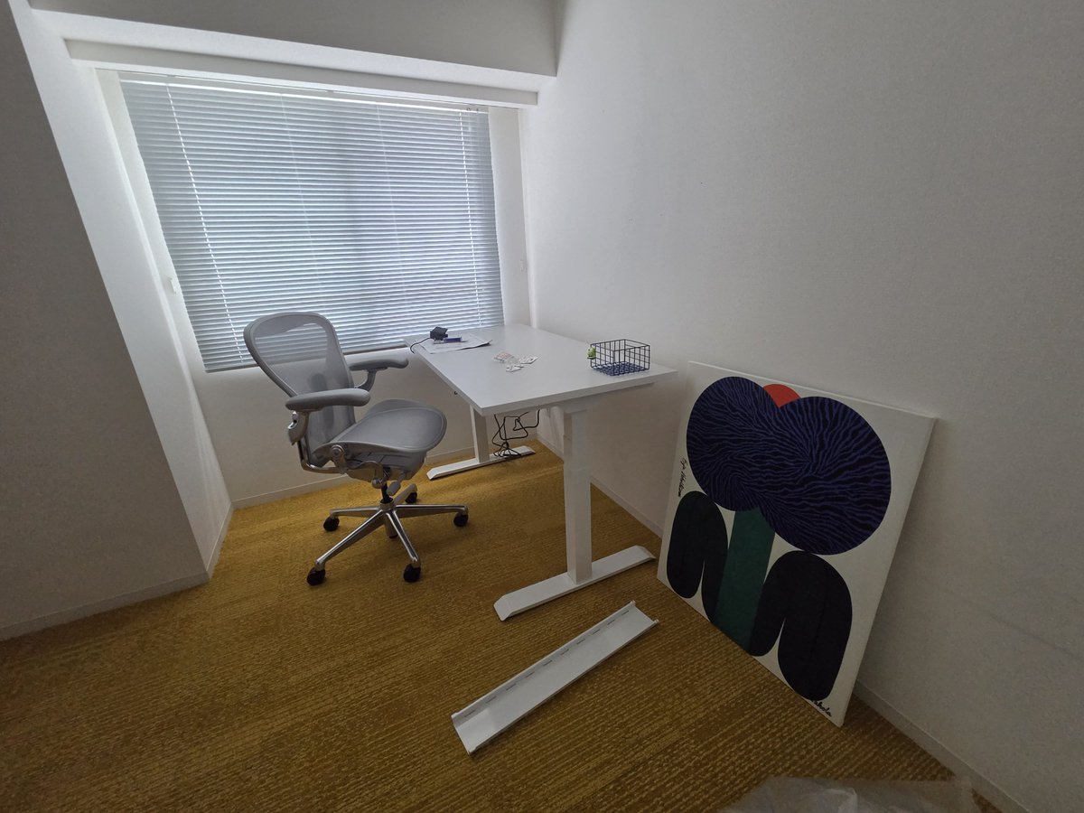 chad3no's tweet photo. 部屋作りを頑張る１週間。カーペットをカットして敷くの大変すぎた。 https://t.co/EpLTun66b8