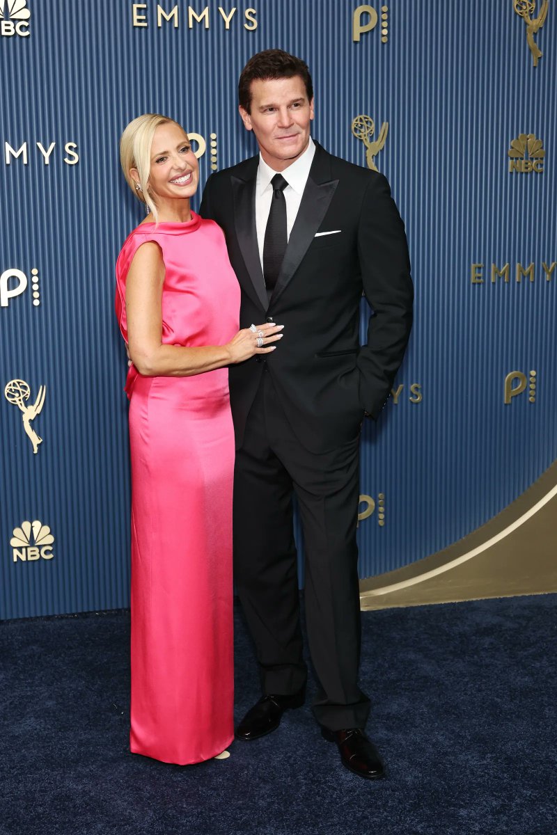 VanityFair's tweet photo. If the apocalypse comes to the #Emmys, beep me. Behold, the reunion we didn't realize we needed until it was right before our eyes
https://t.co/q3LQxKYN2f https://t.co/hXqtSxCqQm