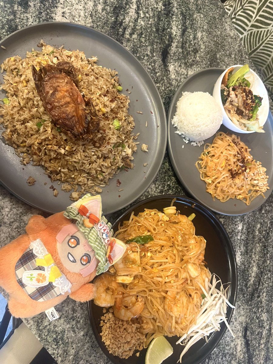 AsoYamAIB's tweet photo. タイ料理ランチ🧡
真ん中くらいの辛さにしたけど充分な辛さ🌶
めっちゃおいしかった！
次はアボカドグリーンカレー食べたい🎶 https://t.co/7R7aREUPMm