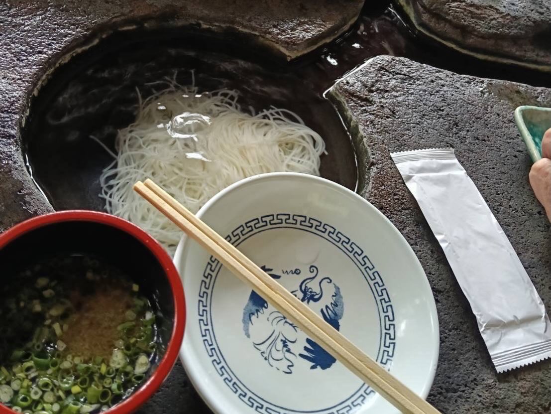 akiyama_hp's tweet photo. デイケアAmiです☆

9月のバスハイクはそうめん流しで東長崎『滝の観音茶屋てっぺい』様にお邪魔しました🚎

恒例の持参弁当は今回は炊き込みご飯🍚デイケアスタッフと栄養士さんで心を込めて詰め込みました💖

特製の石のテーブルで食べるソーメンは少し甘めのつゆも合わせて絶品でした❗️ https://t.co/Olr53XpiSj