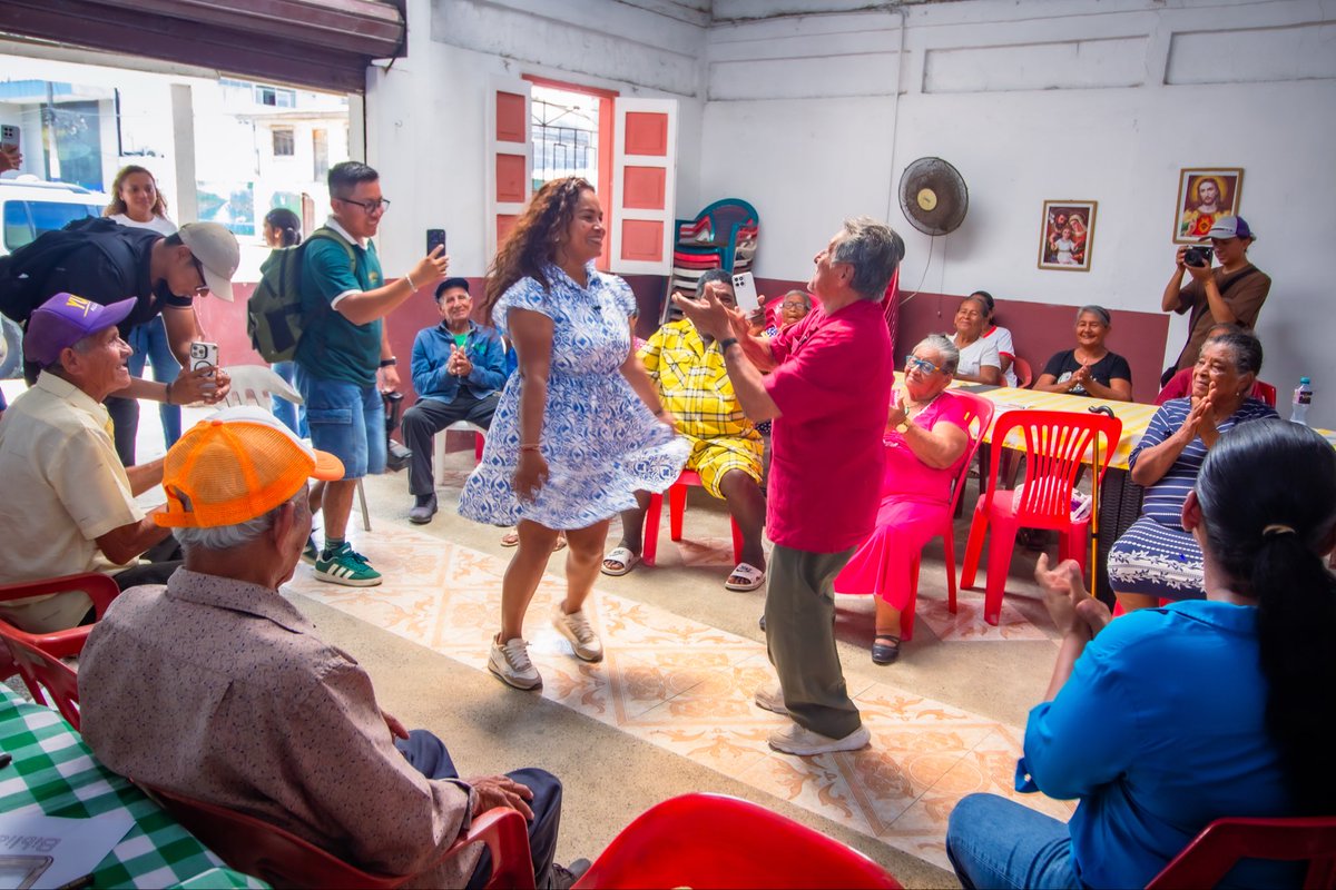 JanethBustosRC's tweet photo. Una tarde de historias, sonrisas y recuerdos en Muisne. 💚

Compartir con nuestros adultos mayores, jugar, escuchar sus historias, disfrutar de la música y compartir nuestros alimentos fue un momento muy especial.

Verlos es encontrarnos con nuestra historia, con las raíces y con la memoria viva de este hermoso cantón.

Gracias por regalarme una mañana tan bonita. 

#MuisneNosUne #JanethBustos