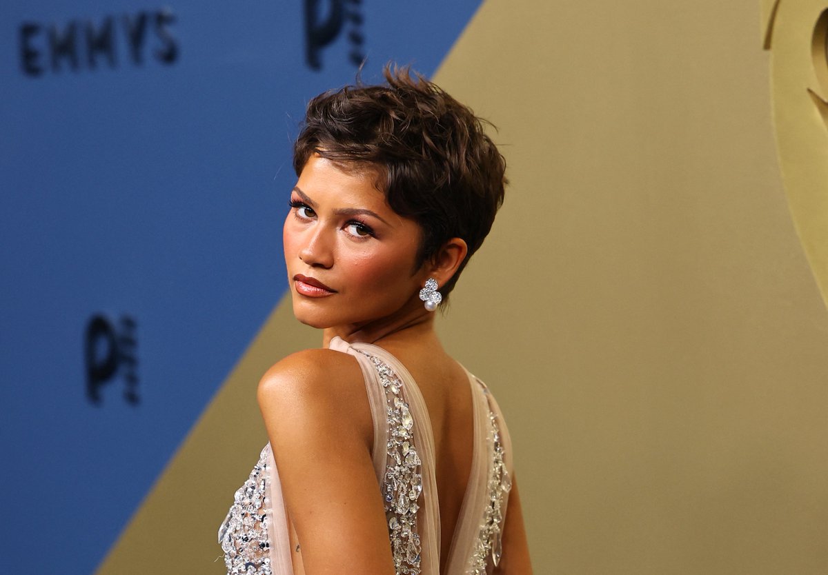 archivedaya's tweet photo. zendaya photographed at the 78th emmy awards! https://t.co/cxgN4NSgfu