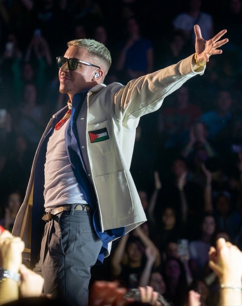 ConflictTR's tweet photo. ABD'li rapçi Macklemore, Filistin'i desteklediği için Ed Sheeran tarafından turneden atıldığını açıkladı:

▪️ Ed Sheeran, 'Özgür Filistin' dememin konuştuğu pek çok insan için kırıcı olduğunu söyledi. 

▪️ Ben de ''Bu sözler İsrail tarafından öldürülen on binlerce Filistinli çocuktan daha kırıcıysa, o insanların durduğu yer ile benim durduğum yer arasında köklü bir kopukluk var'' dedim.

▪️ Taraf tutmanın bir maliyeti olabilir. Para, marka anlaşmaları, sponsorluklar, festivaller, özel konserler, ilişkiler. Bunların hepsini kaybettim. 

▪️ Ancak ezen ile ezilen arasında tarafsız bir konum yoktur.

▪️ Bir taraf bombalara, sınırsız finansal ve askeri desteğe sahipken, Amerika'dan destek görürken tarafsızlık mümkün değildir.

▪️ "Özgür Filistin" sözü bana sahneye mal olsa da, konuşmayı tekrar Filistin'e çevirdiyse, bu gerçekleştirdiğim en başarılı turne olmuş demektir.