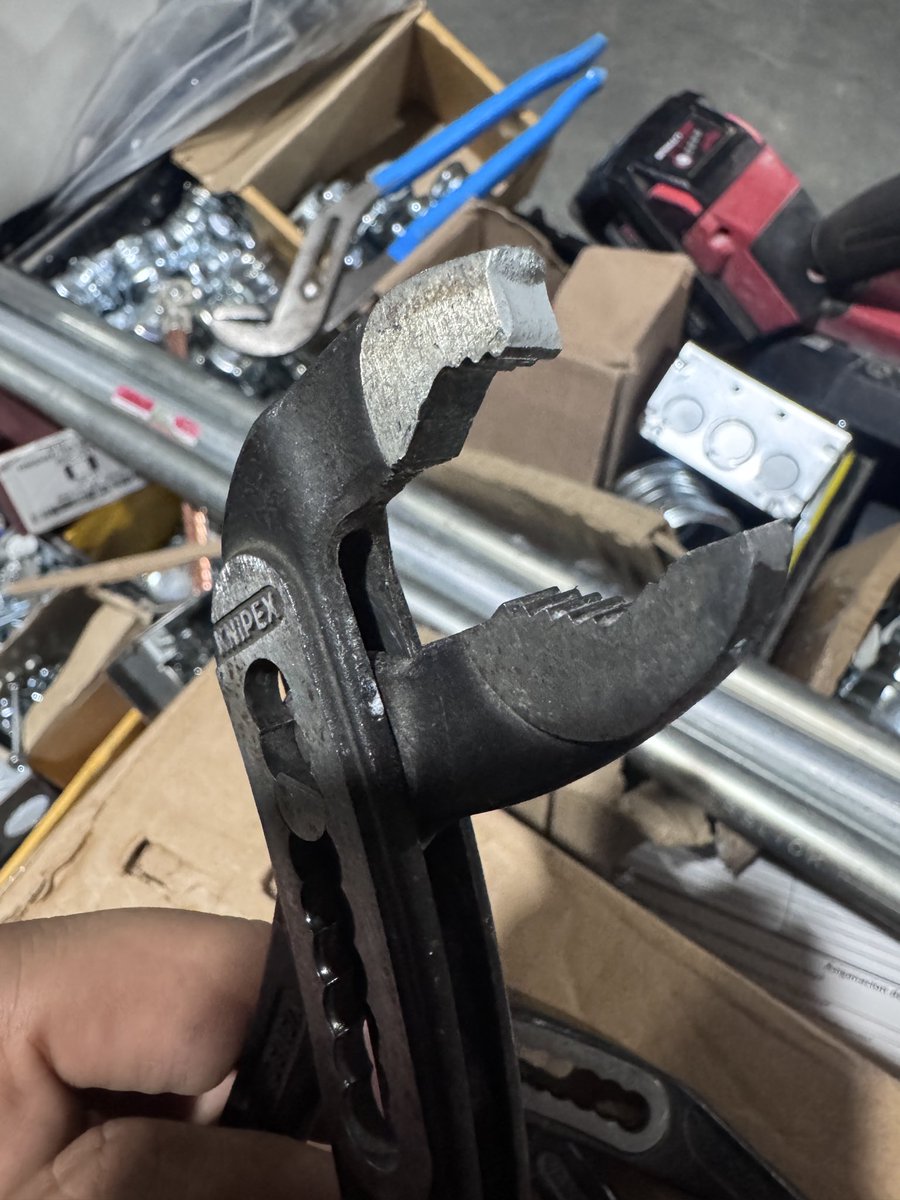 deyby_jb's tweet photo. @Knipex_Official Con gran decepción escribo esto. Siempre he confiado en la calidad alemana de susHerramientas para mi trabajo diario, peroLamentablemente uno de mis alicates se ha partidoEn plena faenaEspero que puedan brindarme una solución o soporte ante este fallo de fabricac https://t.co/I3ylmZj20v