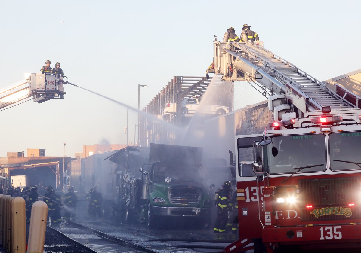 FD4D's tweet photo. FDNY Alert - Queens 2-24075 at 48-01 Metropolitan Avenue for an outside fire in several trucks with slight extension to the exposure. @FDNY @NYCFireWire https://t.co/N9thTWlD50