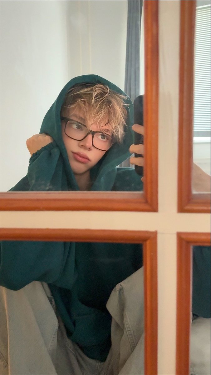 addyhorvath's tweet photo. need kisses for my loneliness https://t.co/EV3jxKnzre