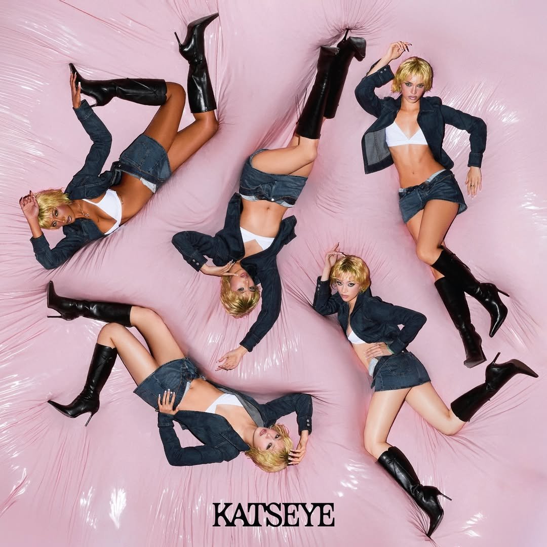 KATSEYEBRASIL's tweet photo. Há 1 mês, KATSEYE lançava “WILD”, seu 3º EP, e fazia história. 

— O KBR quer saber, qual foi sua faixa favorita no lançamento e qual sua favorita agora? 🩷🩵🐾 https://t.co/YVHiVqSmYj