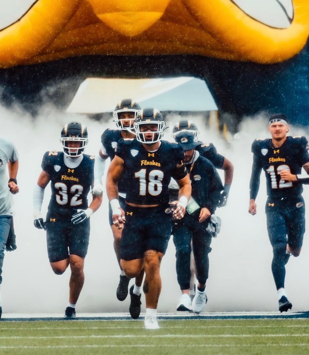 Henry_Evans_TE1's tweet photo. After a great conversation with @CoachBucar I’m beyond blessed to receive my 4th D1 offer from @KentStFootball #GoFlashes⚡️#AGTG @Kent_State_Era @BarstoolKSU @SSN_KentState @JonahDubinski @Tony_Villani_ @PrimeFASTLLC @MastroleQB @mikemac912 @CamDPatterson @Andy_Villamarzo https://t.co/4KmkC7Nskp