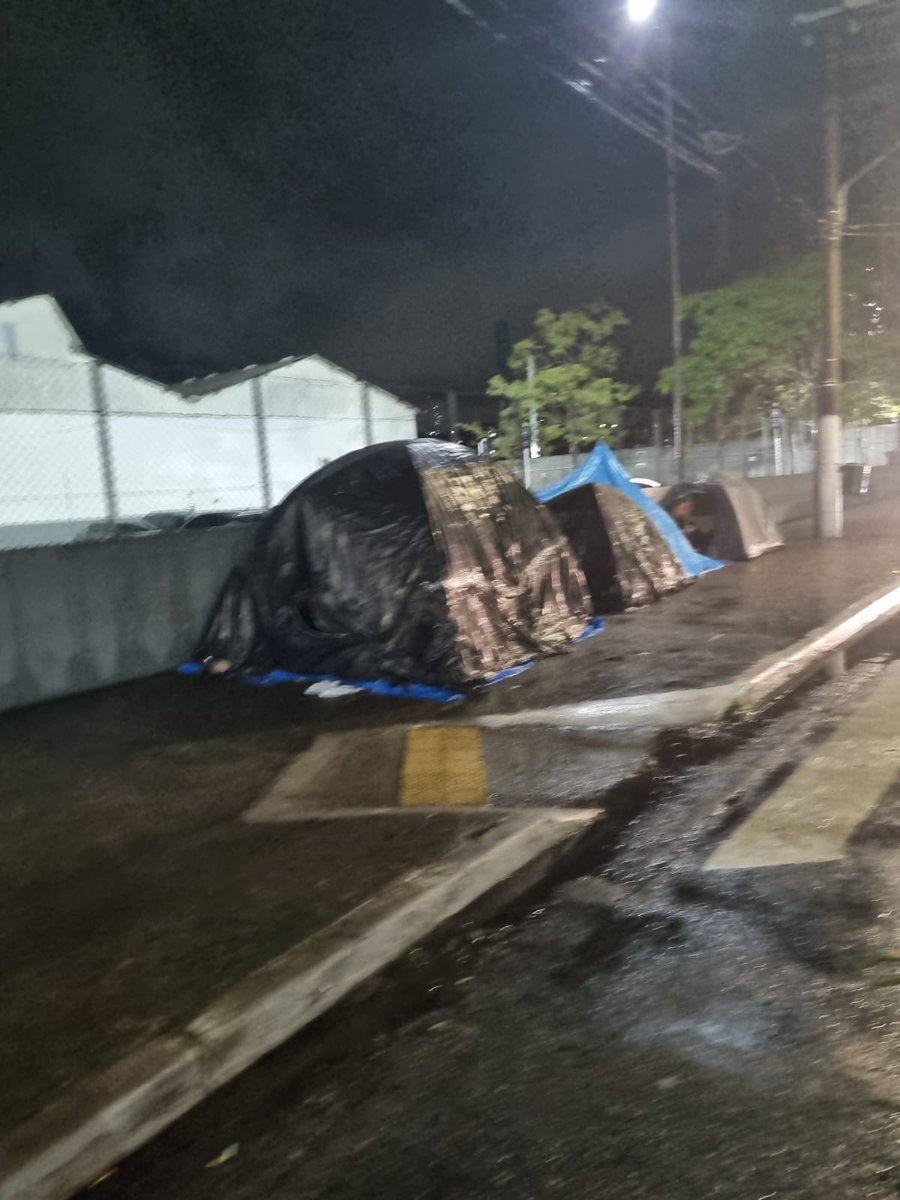 holyfvckdl's tweet photo. mds ja tem gente acampando vcs sao malucos https://t.co/DDgNJNx9jj