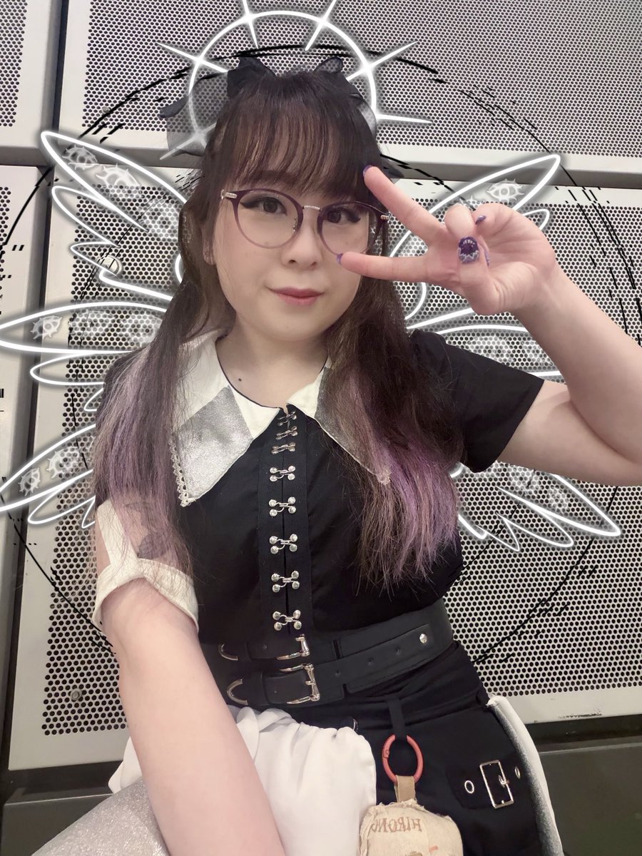 veebunz's tweet photo. I had so much fun editing this photo huehuehue. BE NOT AFRAID 👁️👁️👁️ https://t.co/KGeYVtrDbA