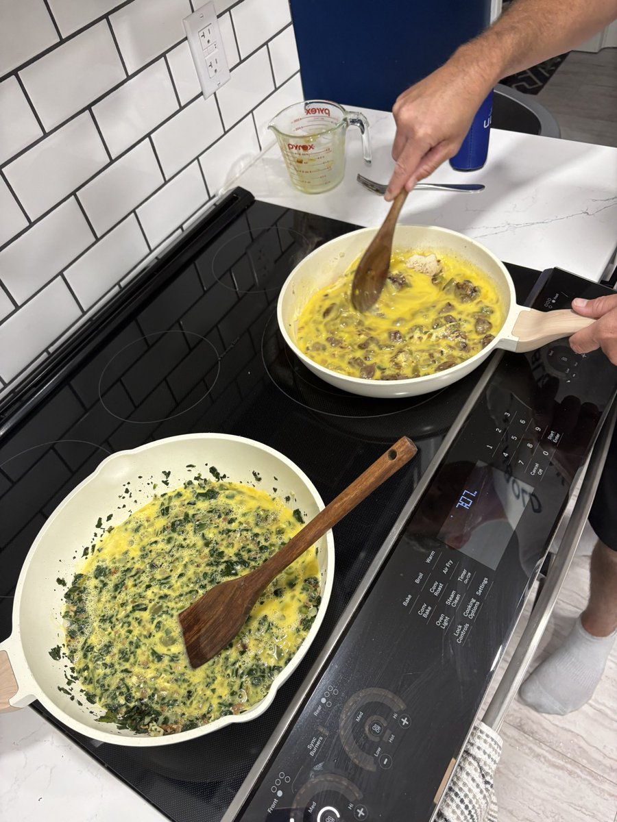 BowermansClase's tweet photo. Thanks to @Tryazon, we sampled @kevinsnaturalfood breakfasts.

Super easy to make, and felt like a quick, fun breakfast option.

We def recommend these, esp if you have a group to feed and want something a little more elevated than just plain scrambled eggs, without all the prep! https://t.co/fv5eJiAAPY