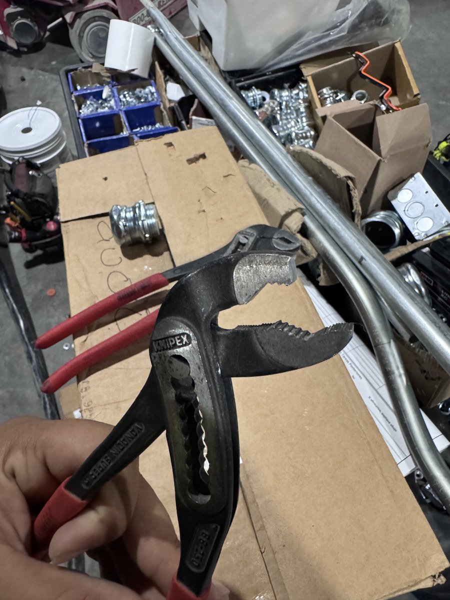 deyby_jb's tweet photo. @knipex Con gran decepción escribo esto. Siempre he confiado en la calidad alemana de sus herramientas para mi trabajo diario, pero lamentablemente uno de mis alicates se ha partido en plena faena Espero que puedan brindarme una solución o soporte ante este fallo de fabricación. https://t.co/EpoM3xpynf