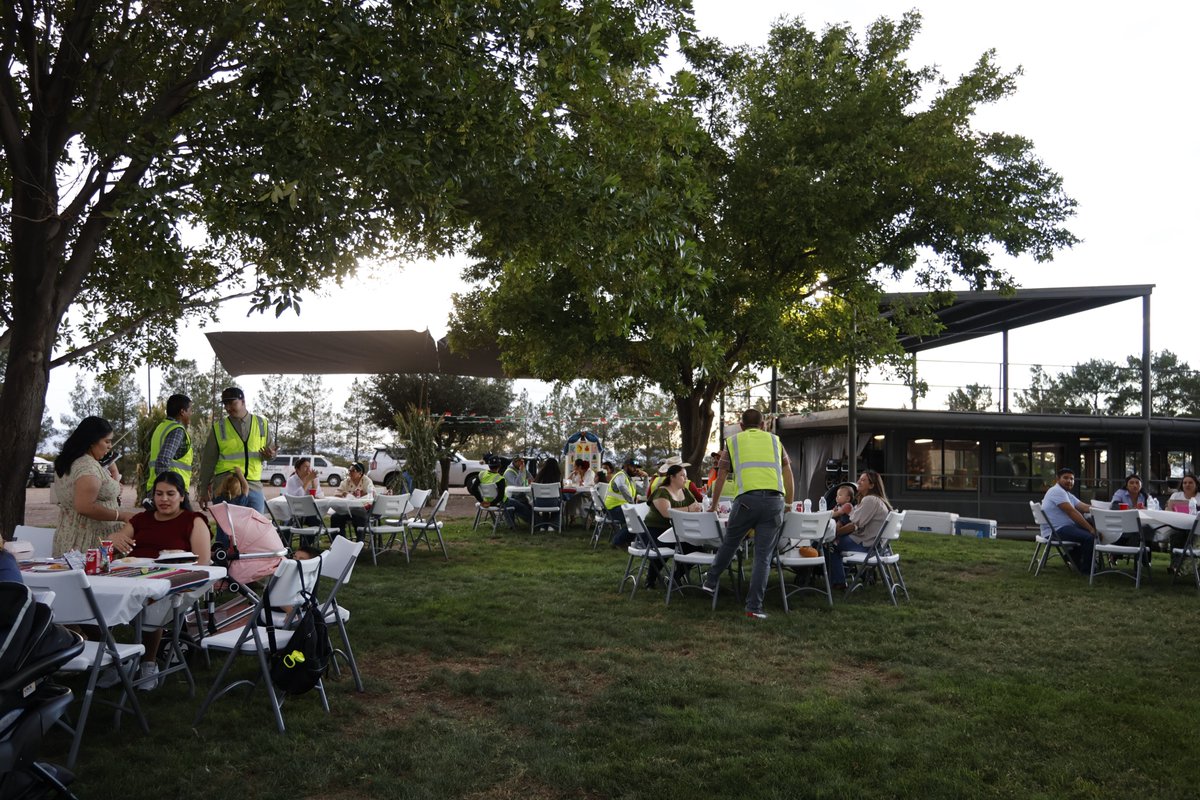 ConsulMexDou's tweet photo. El ConsulMéxDouglas estuvo presente en la celebración del 216.º Aniversario de la Independencia de México en Riverview Coronado Farms.
Agradecemos la invitación y la oportunidad de compartir con nuestra comunidad esta fecha tan significativa para todas y todos los mexicanos. https://t.co/ZNDRrh2VAC