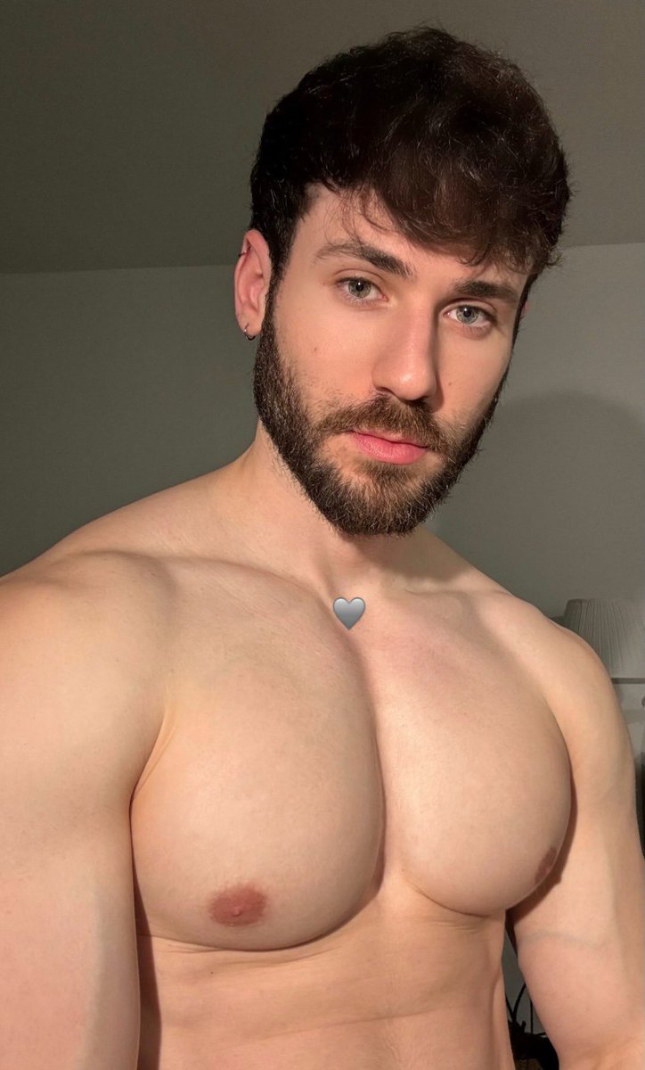 hypno_max's tweet photo. Big Pecs, no thoughts, this Hypno himbo found it easy to relax, even easier to sink deep and go blank when he doesn't wear a shirt. So easy to send Master a quick report in selfie to show him how deep he is and how good he feels https://t.co/wikkSB2z3V