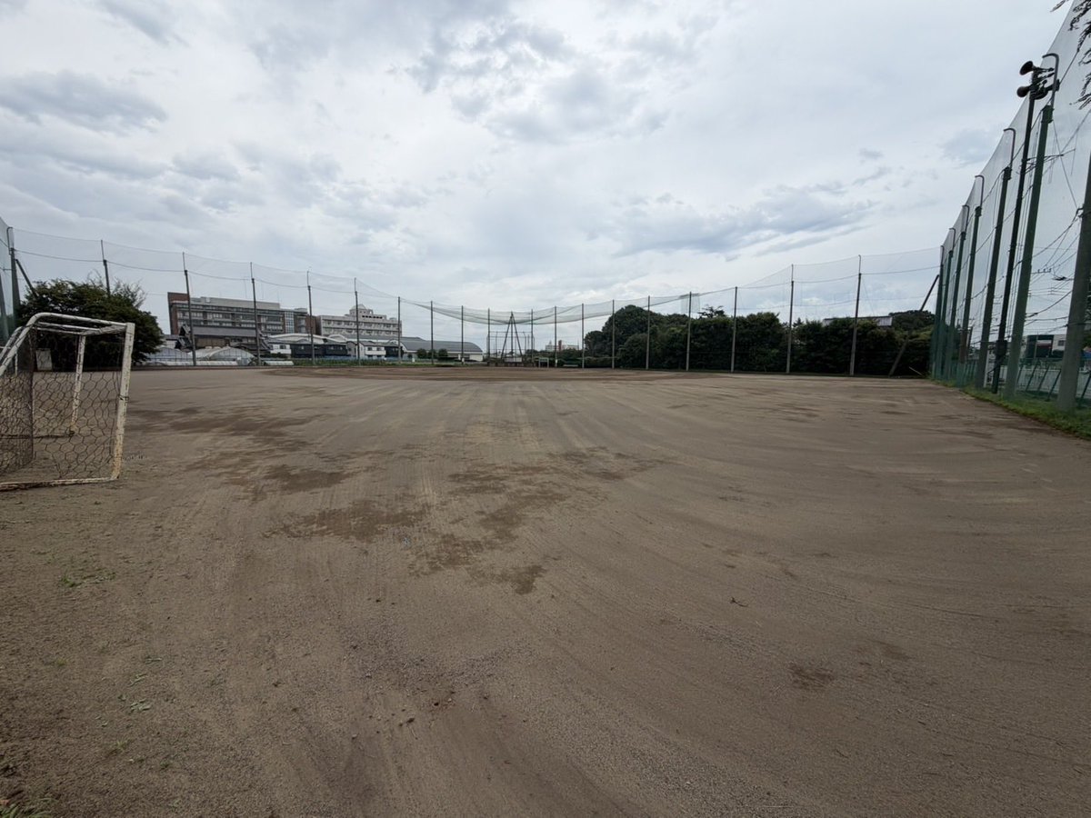 MatsuokaKodaira's tweet photo. 過日、報告の通り野球グラウンドの改修対応いただきました。 ところが、現地で確認すると新たな課題がありました。
以前、野球グラウンドの整備について、市役所に要望を行い、改修を進めていただきましたがいくつか課題が見つかりましたので要望をしています。

① ピッチャーマウンドがなくなっている
改修前にはあったピッチャーマウンドがなくなり、グラウンドが真っ平な状態になっていました。
野球グラウンドとして使用する以上、マウンドは重要です。
➡️ ピッチャーマウンドを整備していただくよう、改めて要望しました。

② ラインを引くための目印がなくなっている
野球のラインを引くため、以前は地面に目印が埋められていました。
ところが、改修後はその目印の大半が抜けてしまい、ラインを引く作業がとても大変になっているとのこと。
➡️ ライン引きのための目印を再設置できないか、市に要望しました。
もし市で対応していただけることになれば、実際に利用している団体の皆さんと一緒に、どこに目印を設置するのが適切なのか確認することも大切だと思っています。

③ 外野の水たまりが改善されていない
そして、以前から課題だった外野の水たまり。
雨が降ると、外野にすぐ水たまりができてしまう状況が、今回の改修後も改善されていませんでした。
地面の勾配の問題なのか、排水の問題なのか、改めて確認が必要です。
さらに、外野の排水溝を確認すると、目詰まりしていて、十分に機能していない状態でした。
➡️ まずは、排水溝の目詰まりを解消していただくよう要望しました。
浸透ますの設置など、抜本的な排水対策についても提案していますが、まずは現在ある排水設備がきちんと機能する状態にすることが先だと考えています