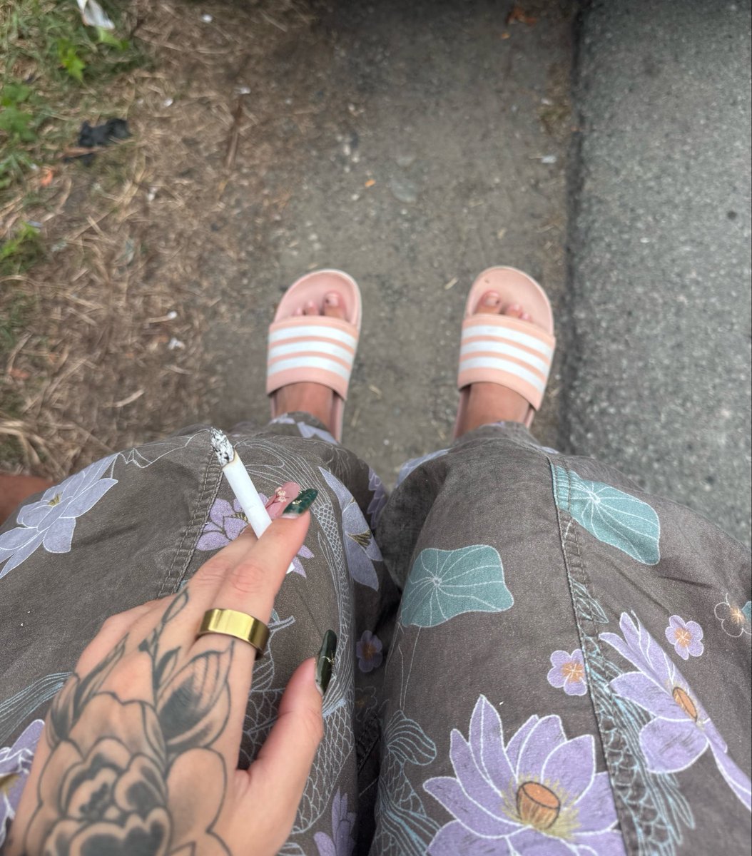 FindommeLexi's tweet photo. Ciggy in my hand and monster in the other 😛😛 https://t.co/qwrJ5kLYDf