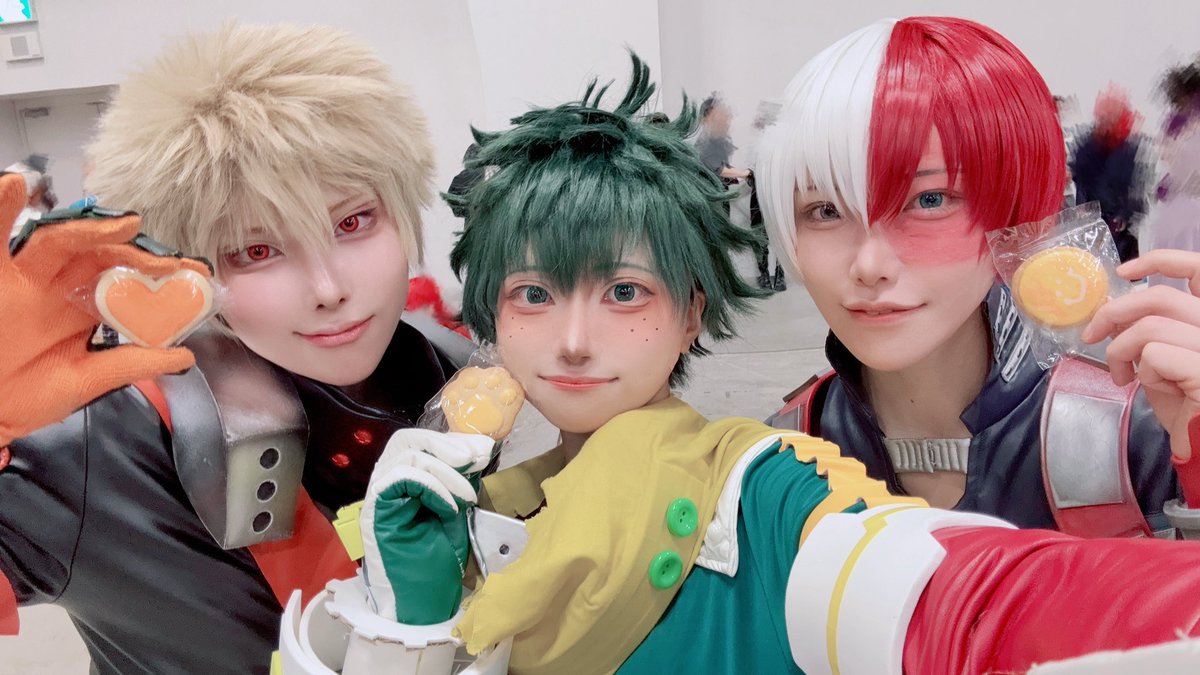 Reiucos2308's tweet photo. ⚠︎cosplay/MHA

たまたまお会いしたヒロスツトプ��まーーじでかっこよくて初対面なのにメロがり尽くしてしまった…
沢山話せて沢山写真撮れてホンマに幸せな時間だった……
オリジンヒロス揃ったの奇跡でした✨

2枚目は🦅から貰った可愛いクッキーです❤ https://t.co/8F26ZFEyRI