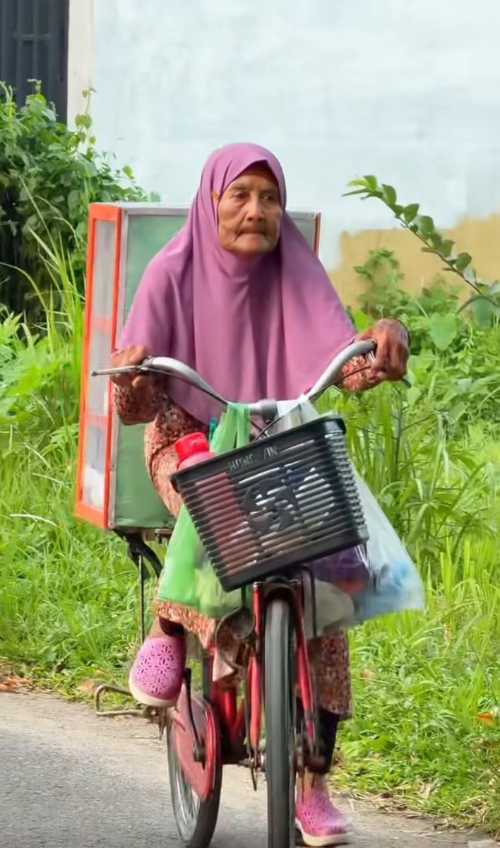 LiaAfri03881071's tweet photo. 75 tahun masih kuat gowes sepeda bawa roti 🥹 
Neneknya baik banget, wajahnya bersinar 😍 , ini yang nonton yang ga tega. Sehat sehat, lancar rejeki yaa nek 🤗 Membiasakan beli jualannya para lansia. Mereka jualan untuk hidup, bukan untuk kaya. https://t.co/Rxzr8emwax