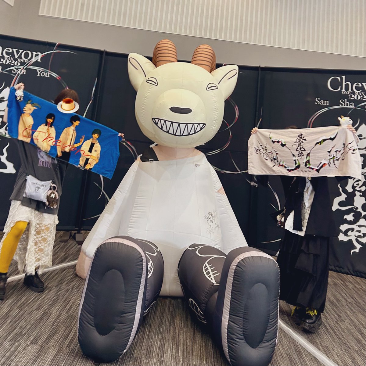 do_moPuri's tweet photo. 遅ばせながら、Chevon横アリセンター2列目ほぼドセンでやらせていただきました！！
皆で大合唱したり、ビジュが良すぎてﾗﾌﾞだったり、セトリが神だったり、演出が神だったり！忙しなく大興奮、大感動しておりました😭
語りだしたら止まらん…武道館も超絶楽しみにしてます🫶
#Chevon #三者三羊 https://t.co/4gHJGvtvur