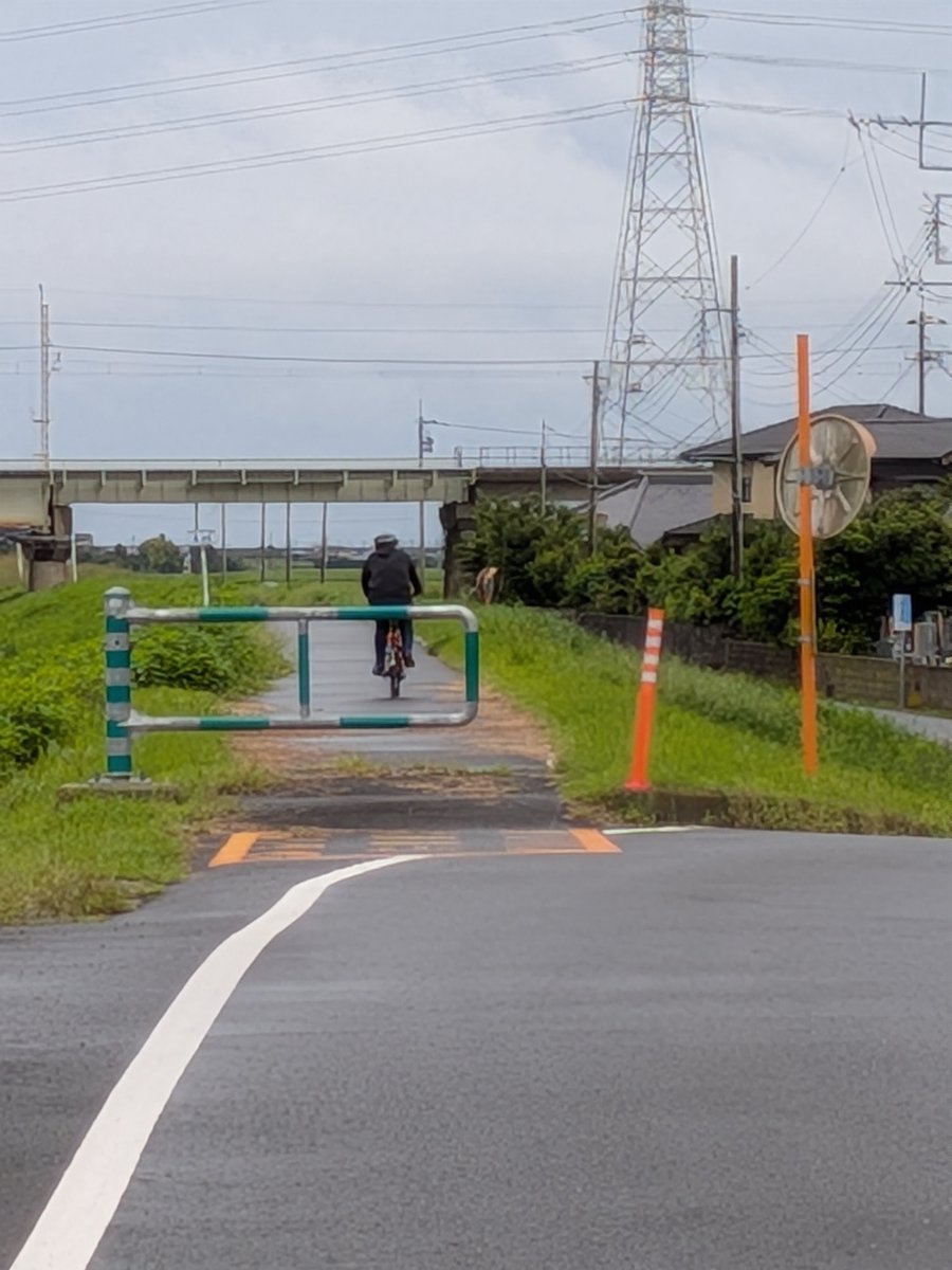 usagiithiba's tweet photo. チャリカス、土手の上の画面右側を歩いてたら、後ろからぶつかってきた、年寄りには道交法関係なしだな
#チャリカス　#道交法違反 https://t.co/q9e1zuYw2v