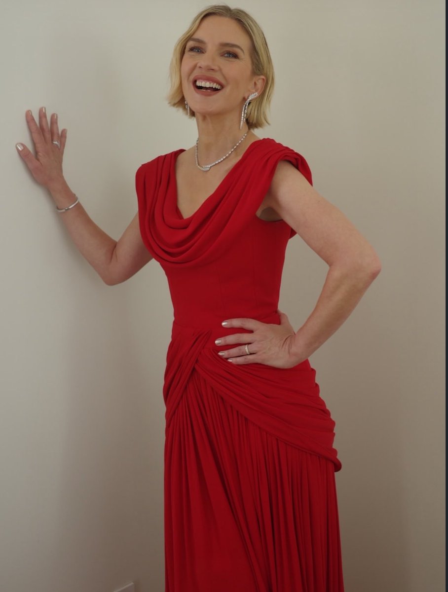 rheaseehornbr's tweet photo. 📸 | DIVINA Rhea Seehorn antes do #Emmys. https://t.co/9Jst88si3W