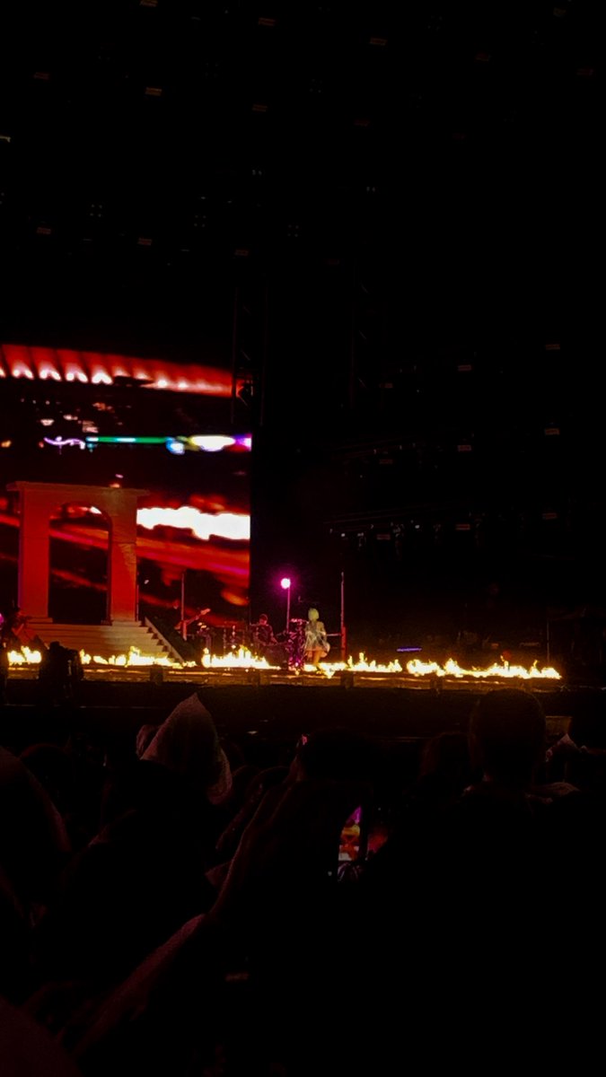 EuMatego's tweet photo. Fotos que eu tirei da Halsey no Rock in Rio https://t.co/WdFB4Ebb6r